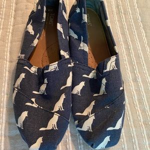 Women’s Navy Wolf Toms size 8.5